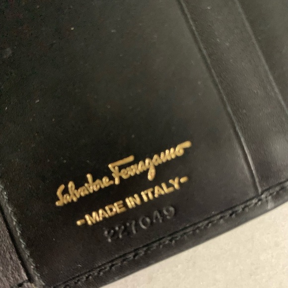 Vintage Salvatore Ferragamo Wanda Wallet - Picture 11 of 11